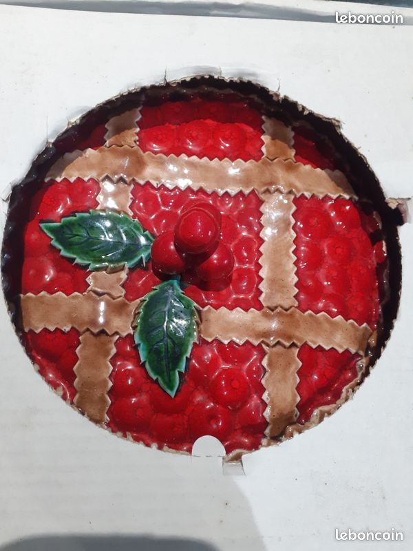 Couvercle En Barbotine Pour Plat à Tarte – Décor Fruits Rouges, Années 60