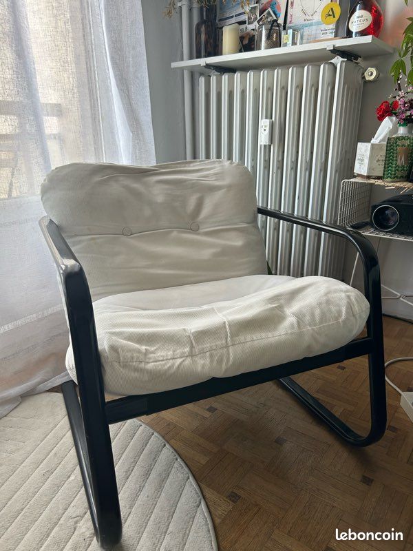 Fauteuil métal noir avec coussins blanc (image 1)
