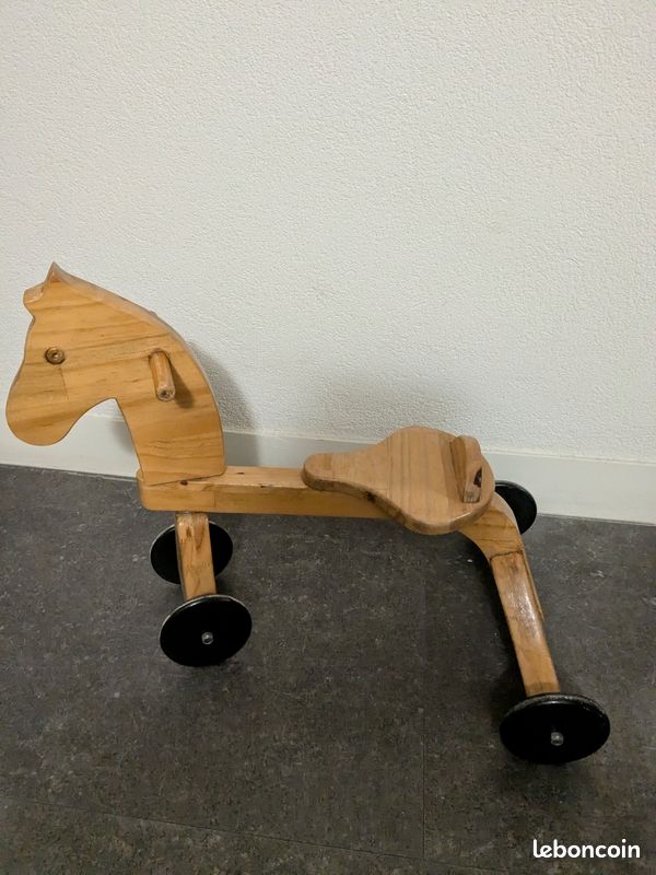 Cheval de bois à roulettes (image 1)