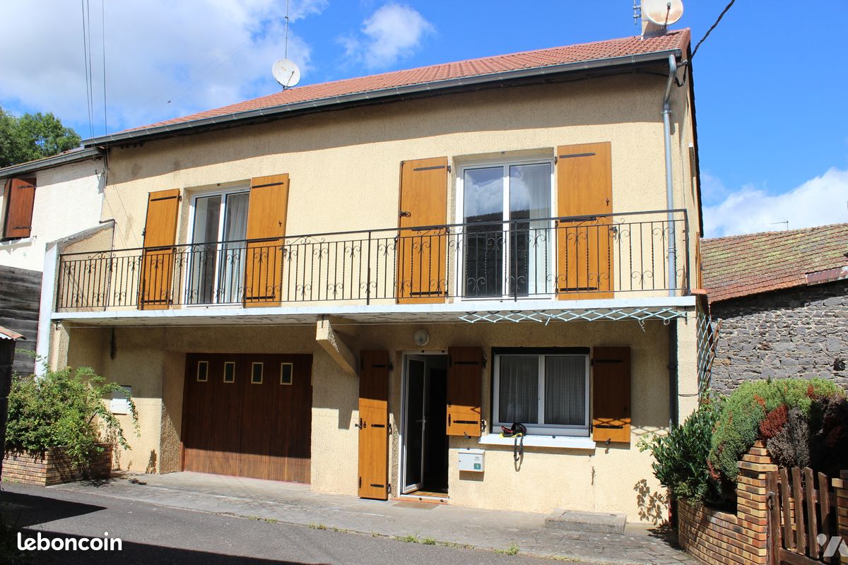 Maison 4 pièces 94 m² · à Saint-Genès-Champanelle · 94 m² · 170 000 €