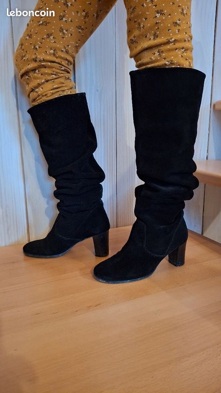 Bottes Noires Bottes Plissees Bottes Noires Plissées En Suédine