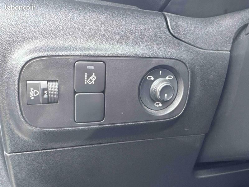 Citroen C3 1.2 PureTech 110 Shine EAT6 (image 18)