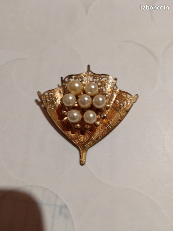 Broche Vintage Dorée à Perles – Métal Doré Et Perles Blanches – Accessoire Rétro élégant