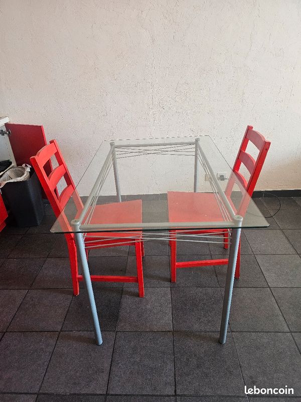 Table en verre et chaise (image 1)