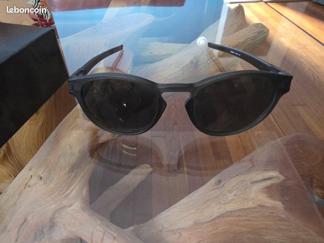 Oakley latch (image 1)