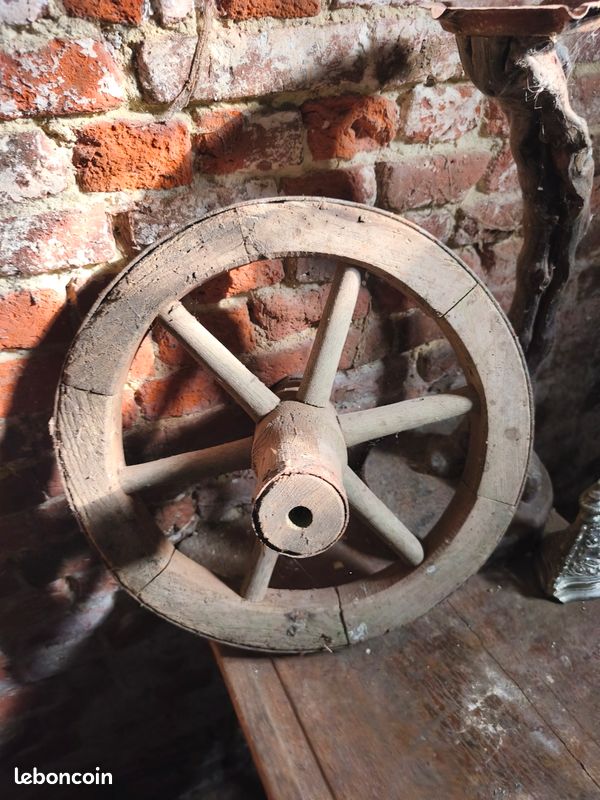 Roue de brouette en bois ancienne (image 2)