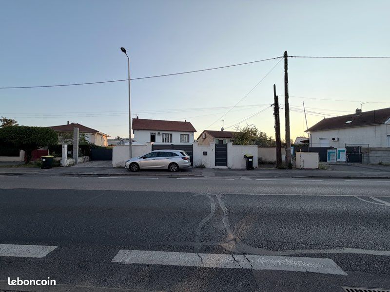 Maison individuelle avec fort potentiel – 200 m² + studio de 60 m² sur terrain de 450 m² – Saint-Priest (Route d’Heyrieux) Située au 87 Route d’Heyrieux à Saint-Priest, cette maison individuelle offr (image 1)