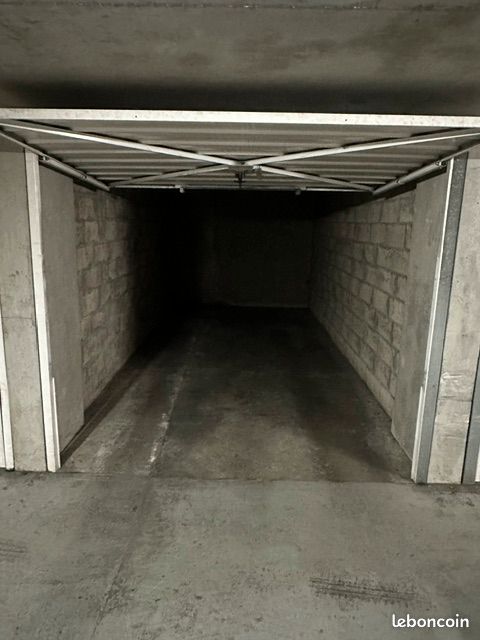 Loue garage fermé secteur Sainte Blandine · à Lyon · 110 €/mois