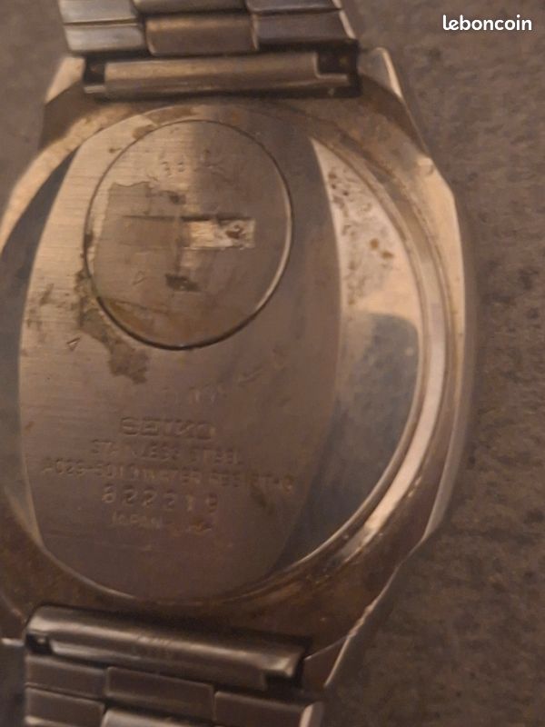 Montre est une Seiko Quartz LC vintage, modèle A029-5010, reconnaissable à son boîtier rectangulaire en acier inoxydable et son écran LCD des années 1970 (image 2)