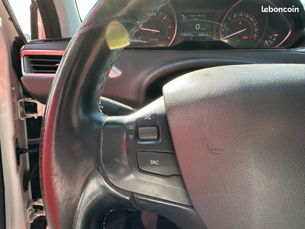 Peugeot 208 1.5 BLUE HDI 102 CH TECH EDITION - GARANTIE 12 MOIS (image 18)