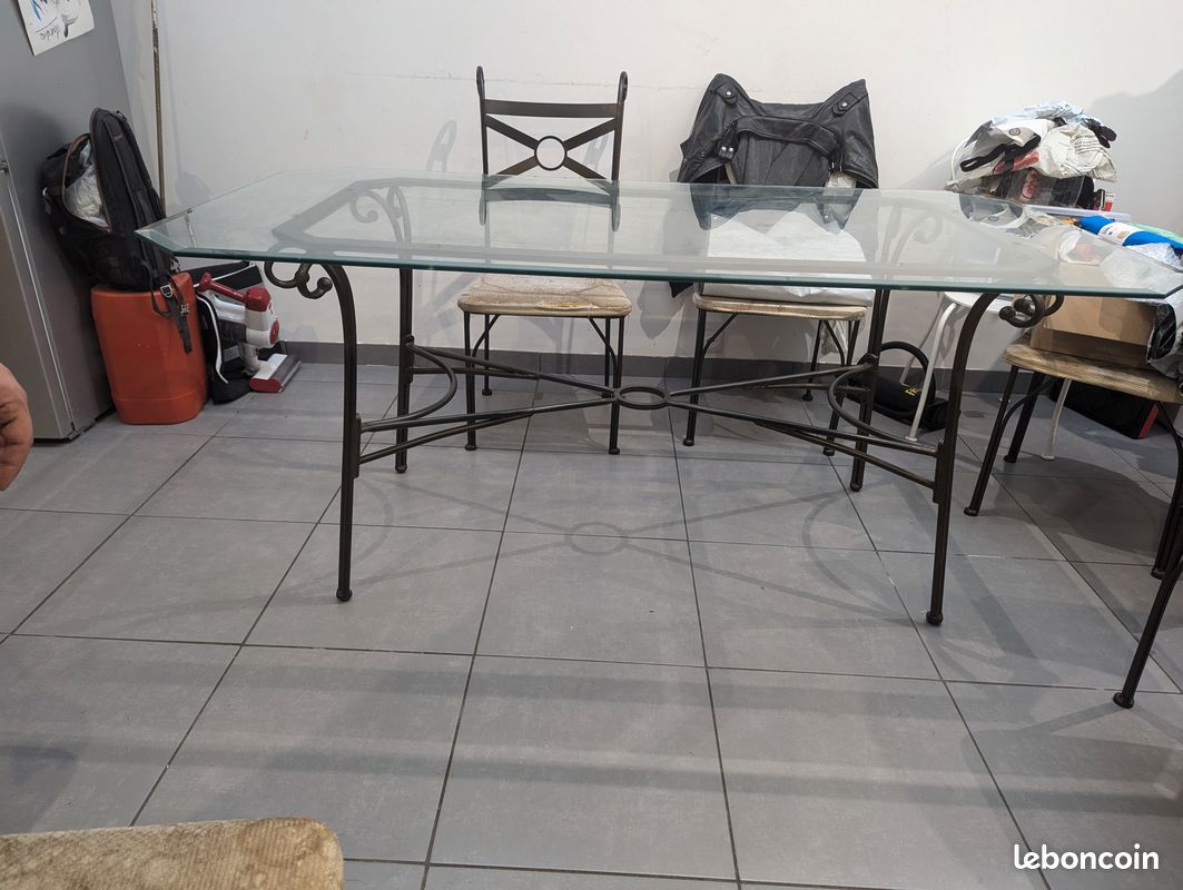 Table en verre pieds forgés (image 1)
