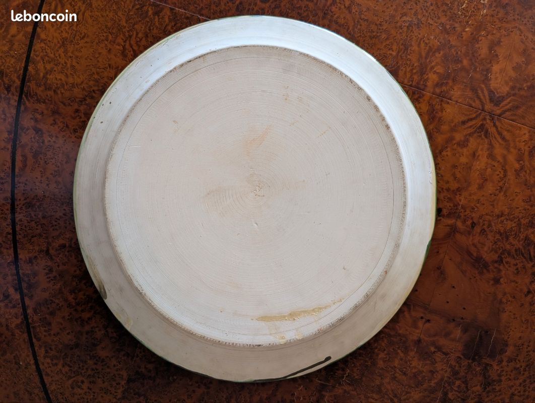 đ Grand plat mural cĂ©ramique vernissĂ©e verte D41,5cm - Poterie artisanale dĂ©cor plumes (image 2)
