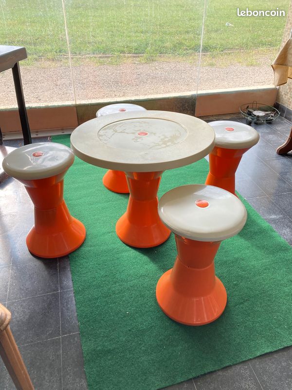 Années 70: Table basse et 4 tabourets Tam Tam (image 1)