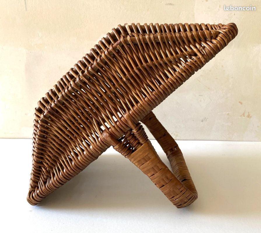 Grand panier oblong. Osier, fond bois. Vers 1950. Disponible sur
