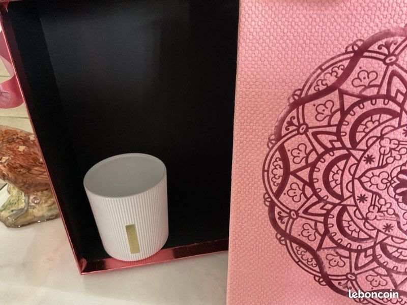 Boîte rose avec un pot (image 2)