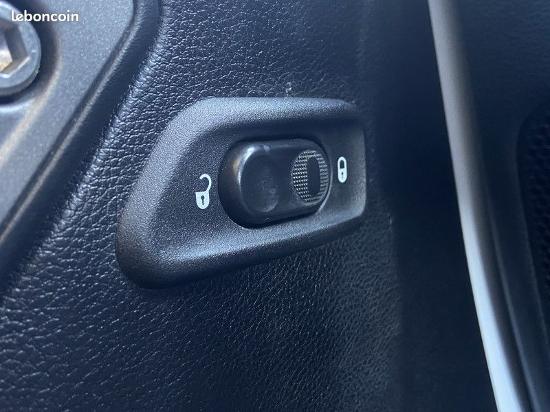 Jeep WRANGLER UNLIMITED 2.8 CRD 200CH FAP MOUNTAIN (image 25)