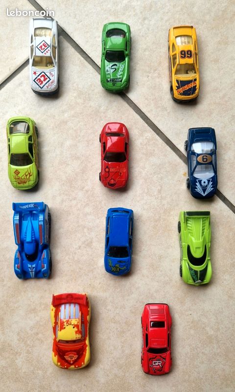 Lot de 11 petites voitures dont cars (image 1)