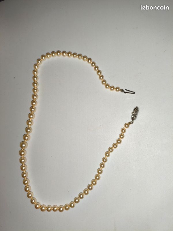 Ancien Collier De Perles Blanches Avec Fermoir - Vintage