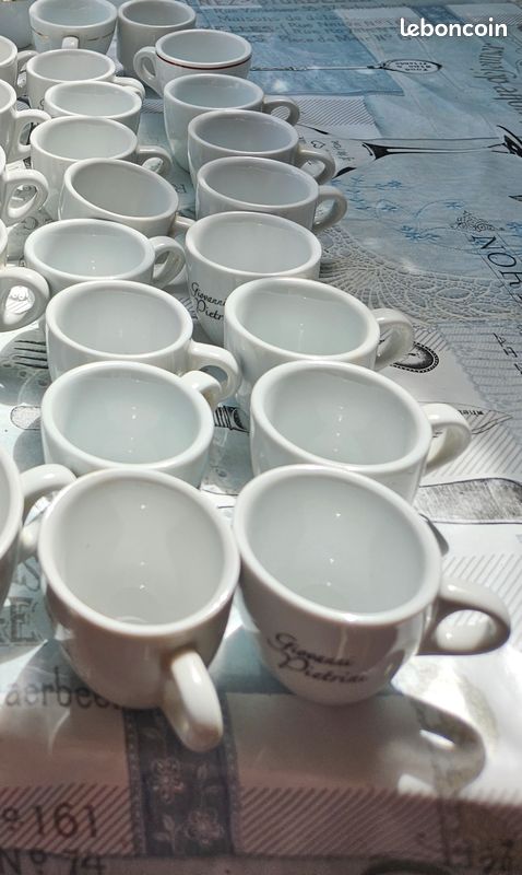 Lot de 20 petites tasses blanches prfessionnelles, 28 soucoupes blanches, 3 soucoupes noires (image 4)