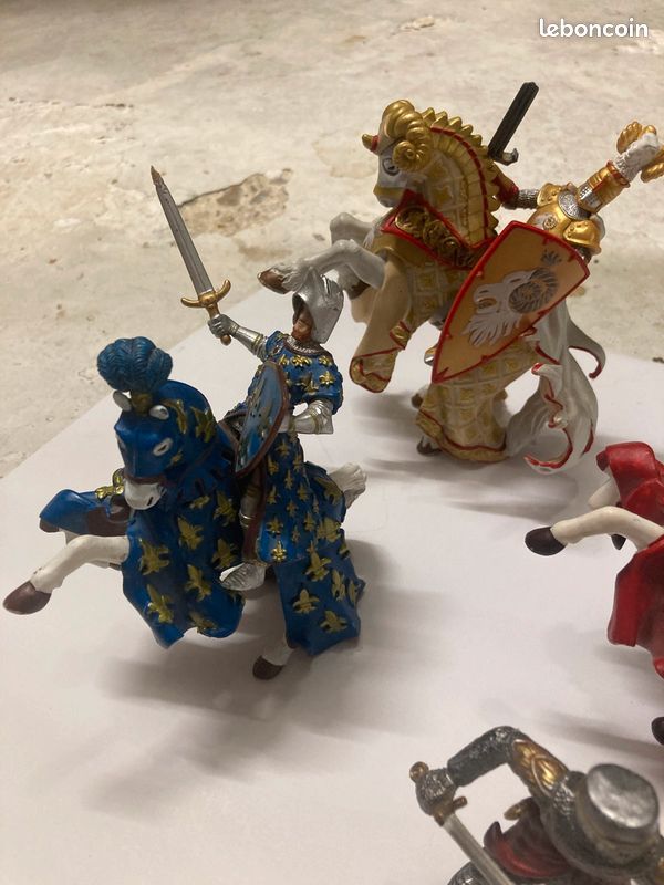 Chevalier miniatures (image 1)