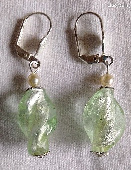 Boucles d'oreilles pendentifs fantaisie - tortillons - vert amande (image 1)