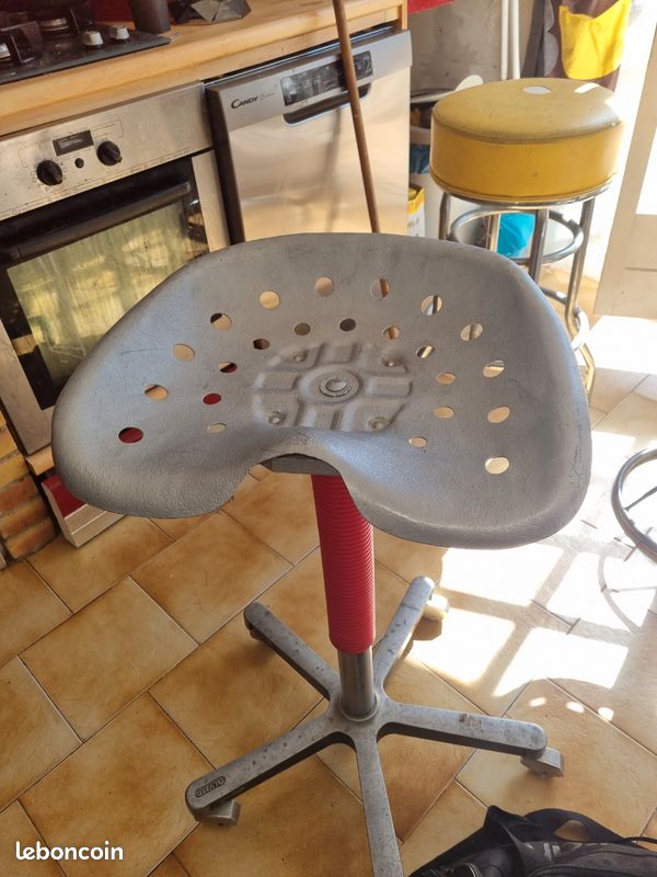 Vend table de de bistrot plus 2 fauteuil et un tabouret (image 3)