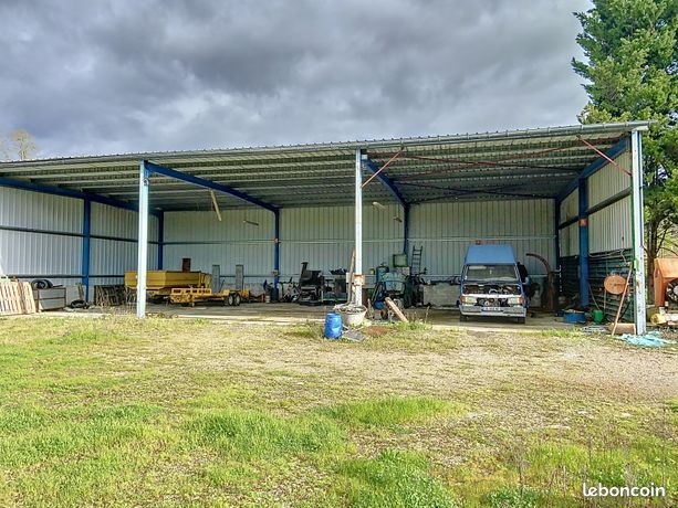 Terrain industriel avec hangars