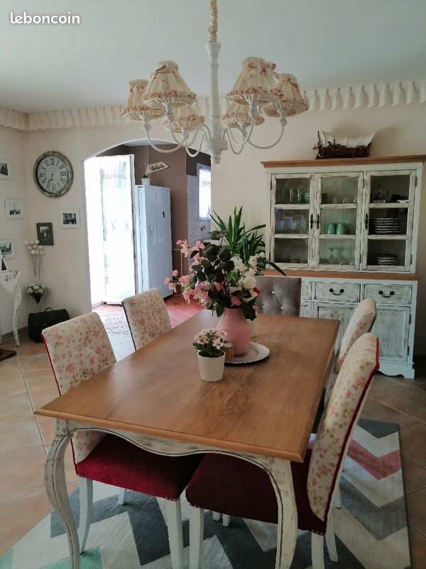 Chaises SAM et lustres (image 1)