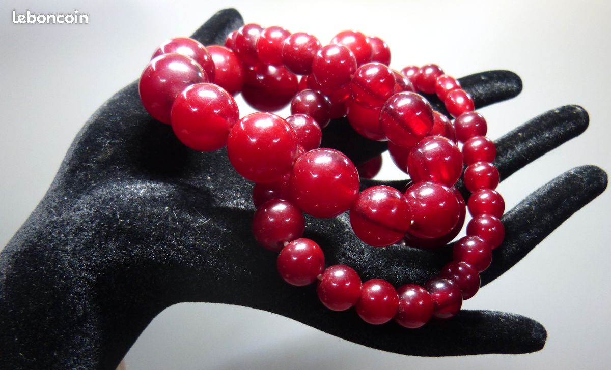 Collier en résine rond de véritable petites fleurs vertes séchées