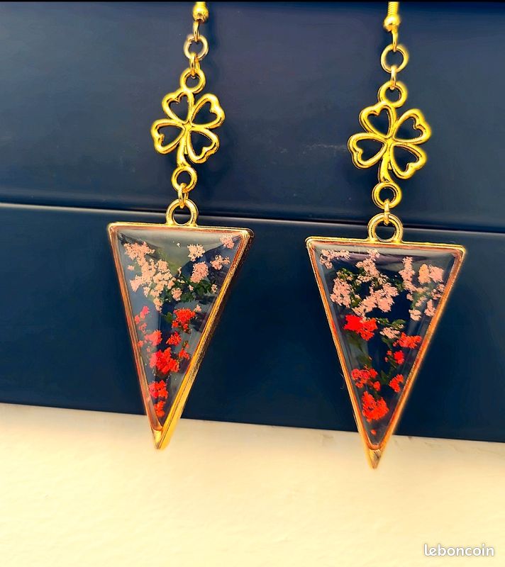 Boucles d'Oreilles Triangle en Résine et Fleurs Séchées - Finition Dorée - Bijou Floral Géométrique Fait Main - Style Bohème et Nature (image 5)