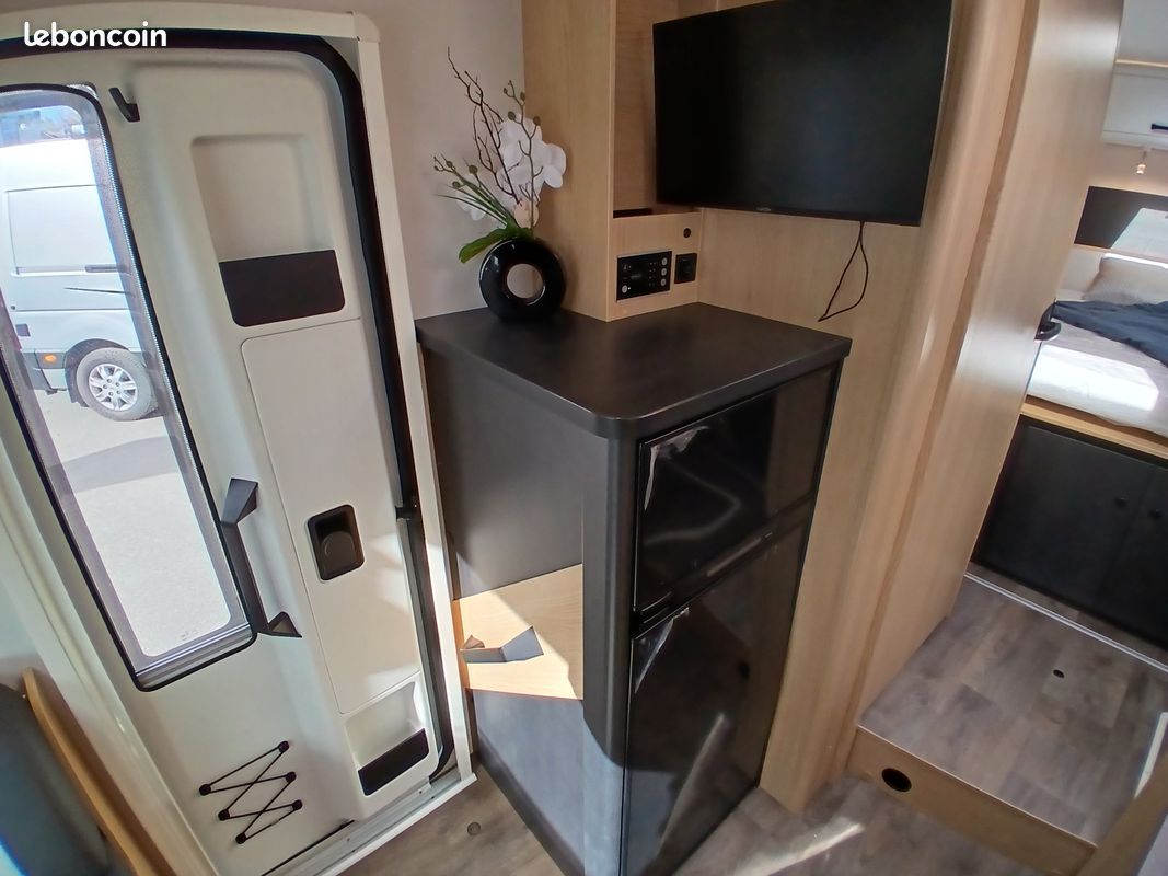 đšSunlight T690 Adventure edition - Ford transit 2.0l 155ch boite manuelle - lit central + lit pavillon (image 6)