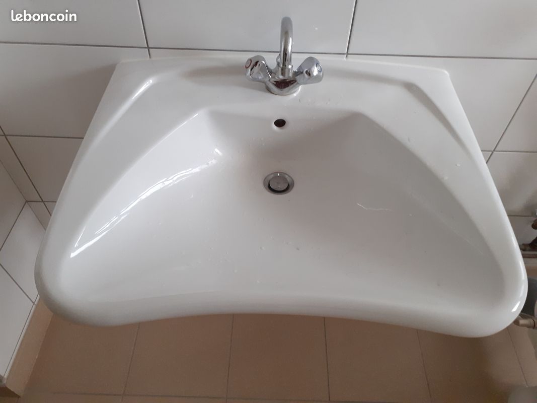 Lavabo ergonomique en faience blanche (image 1)