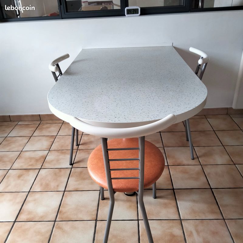 Table avec pied central (image 1)