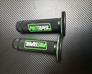 Paire De Poignées Anatomiques Pour Moto/scooter - Couleur Vert Et Noir, Neuves