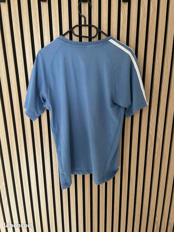 T-shirt Adidas vintage bleu a bande blanches taille M (image 1)