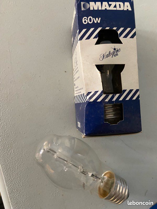 Ampoule LED standard E27 dépolie 18W Equivalence Halo 150W 2700K