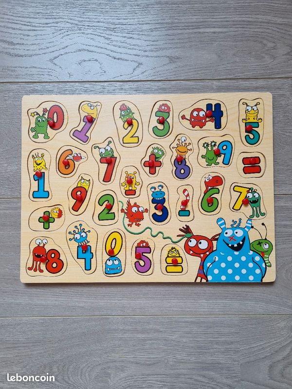 Puzzle en bois chiffres et opérations (image 1)