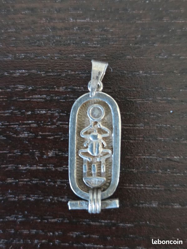 Pendentif argenté (image 1)