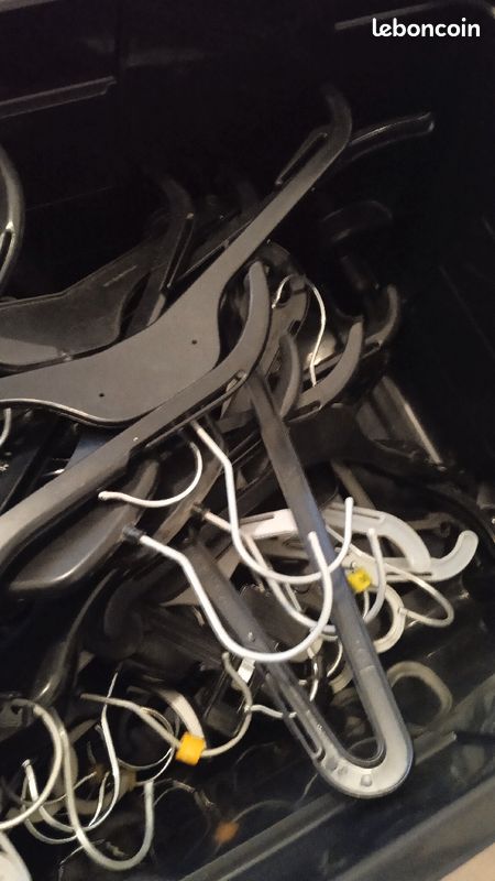 Lot de 72 cintres de tout type vendu sans la boîte (image 1)