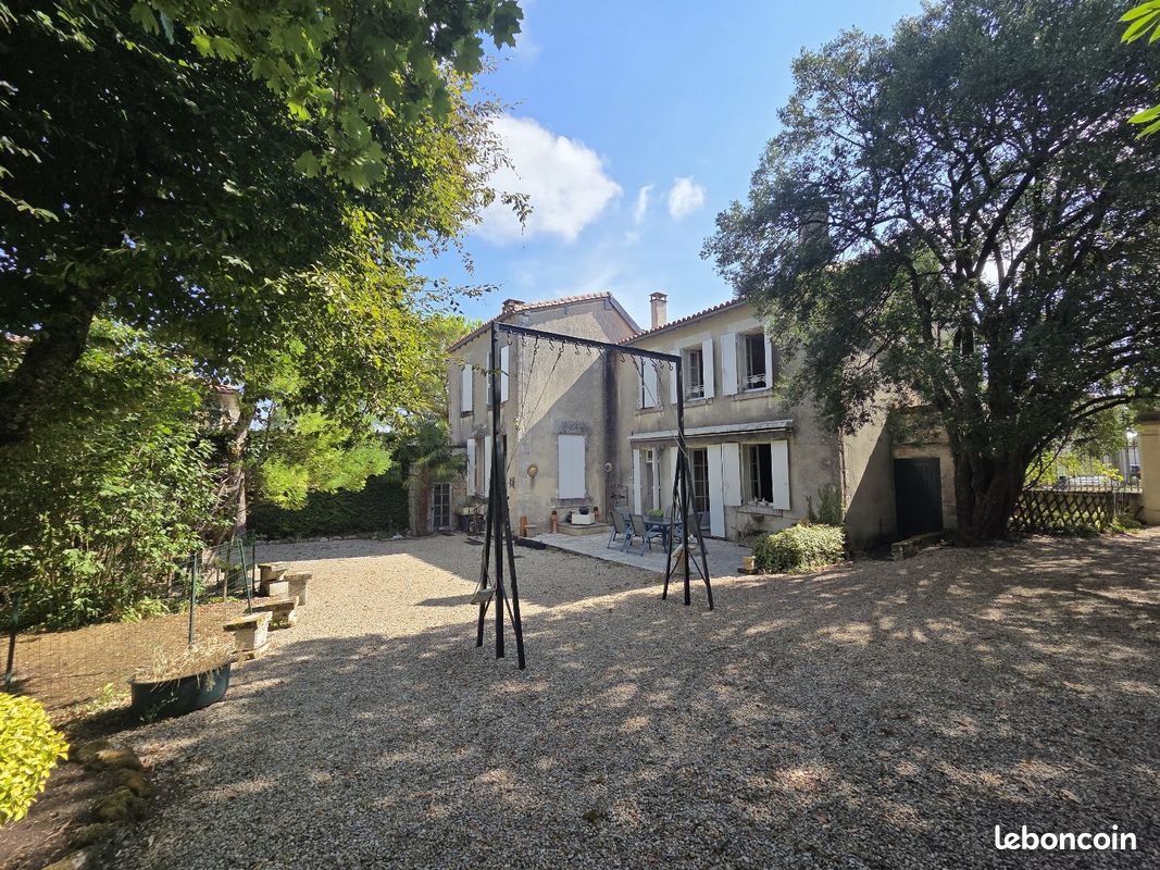 Maison 9 pièces 388 m² · à Barbezieux-Saint-Hilaire · 388 m² · 346 500 €