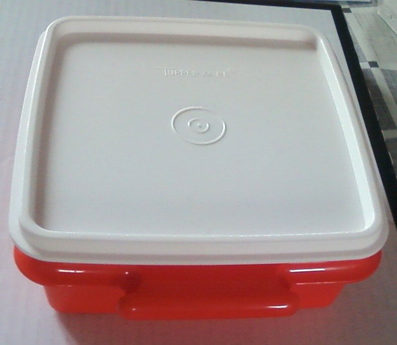 NEUF, véritable boite alimentaire carrée Tupperware orange 15 cm