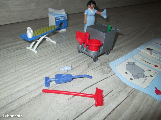 Playmobil femme jaune et rouge vintage Playmobil femme jaune et rouge vintage