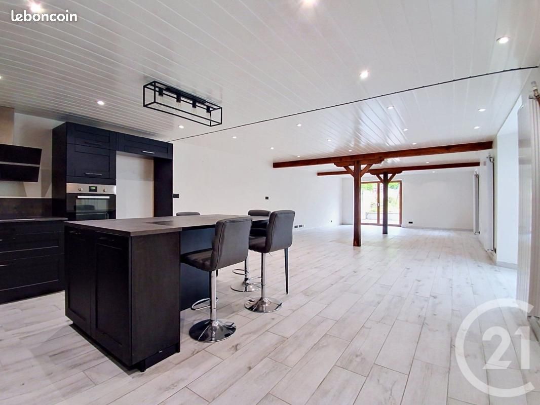 Maison 6 pièces 173 m² · à Traves · 173 m² · 135 000 €