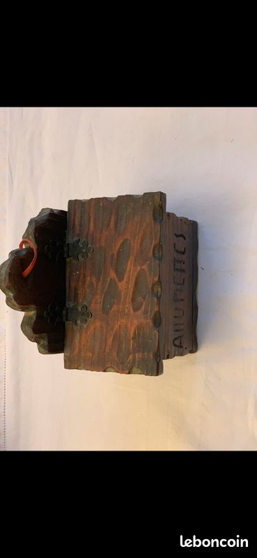 Boîte suspendue en bois sculpté main (image 1)