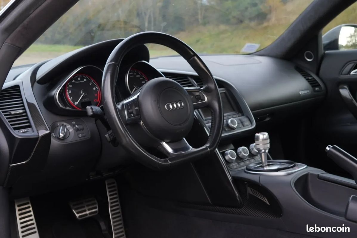 Audi R8 5.2 V10 FSI 525ch R tronic 6 - Suivi d'entretien / HiFi Bang&Olufsen / Caméra de recul / Pack Carbone / Maintien de charge (image 39)