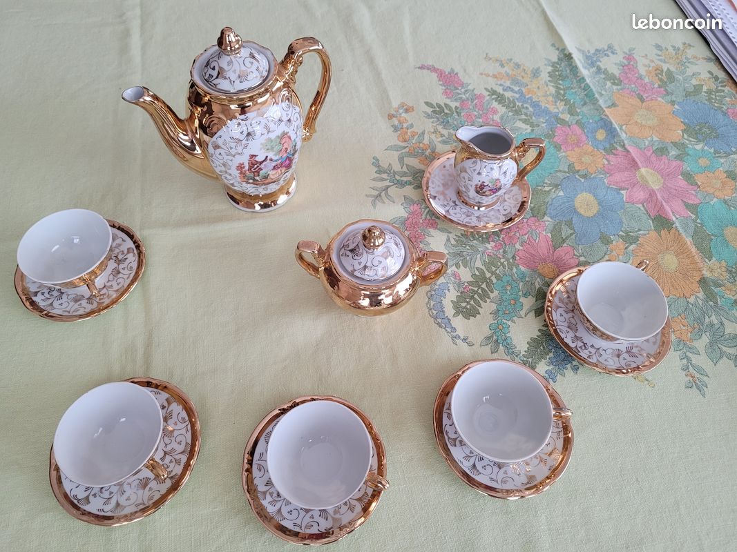 SERVICE À CAFÉ en porcelaine blanche et noire, sur présentoir circulaire EUR 36,00 - FR