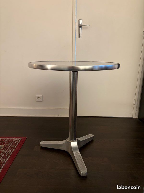 Table de bar en acier (image 1)