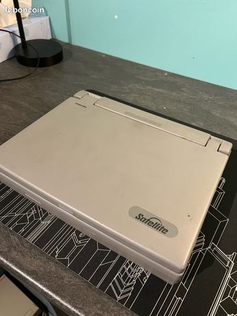 PC Rétro Toshiba Satellite 100CS – Pour Pièces / Réparation (écran HS)