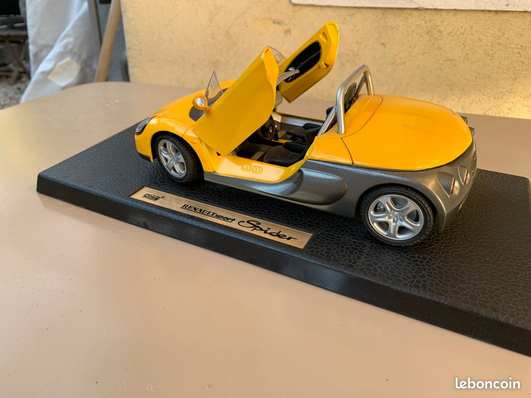 Miniature auto Renault Spider jaune 1/18 sur socle Renault Sport (image 5)