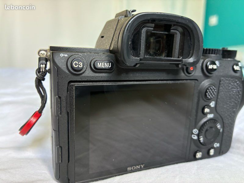 Sony A7R IV– 61 mp – 19 450 expositions – boîte + 2 batteries (image 3)